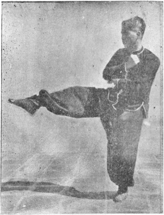 Posture 33, position finale : la jambe droite lancée, tendue, le bout du pied légèrement tourné vers la gauche