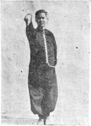 Posture 3a : la paume droite, changée en crochet