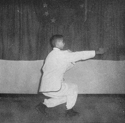 Posture 19 : paume droite longue écartant vers l’avant-droite, paume gauche serrée à l’épaule