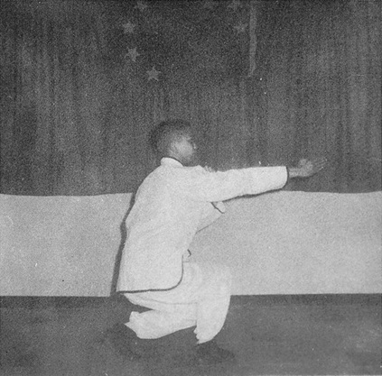 Posture 20 : les deux paumes frappant de l’extérieur vers l’intérieur — photographie de l’édition de 1972