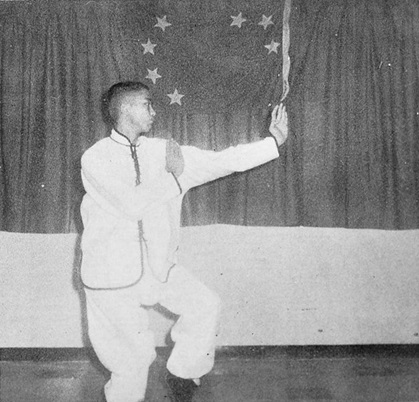Posture 3 : pas du tigre enjambé à gauche, les trois paumes qui portent — photographie de l’édition de 1972