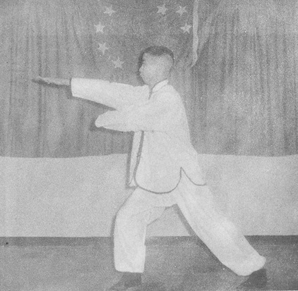 Posture 25, figure B : la paume droite couvrant vers le bas, la gauche sous le coude droit
