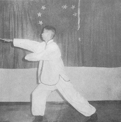 Posture 26, figure B : reprise de la paume droite couvrant vers le bas