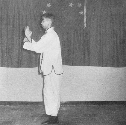 Posture 27, figure A : pas furtif, la paume gauche transperçant par en bas