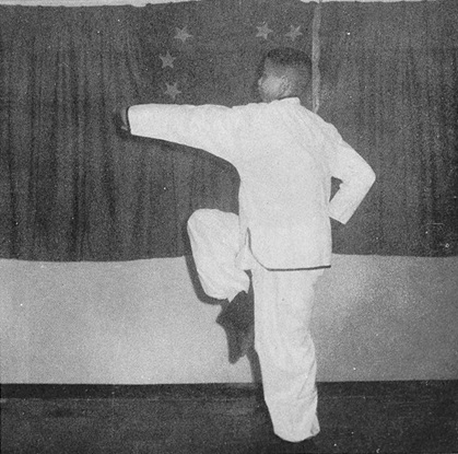 Posture 38, figure B : la paume gauche pressant de côté, la droite retirée à la taille