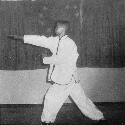 Posture 39, figure B : la paume droite rabattant du haut, la gauche sous le coude