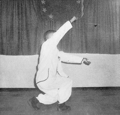 Posture 5 : pas de l’anneau à droite, les paumes inversées poussant en avant — photographie de l’édition de 1972