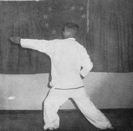Posture 39, figure C : la paume gauche transperçant et frappant à revers