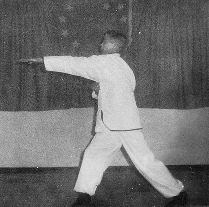 Posture 40, figure B : la paume gauche étendue en avant pour remplacer la droite