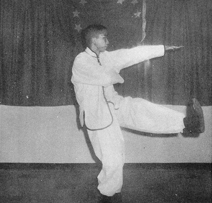 Posture 6 : paume gauche longue en avant, paume droite courte en arrière, jambe gauche qui ramasse — photographie de l’édition de 1972