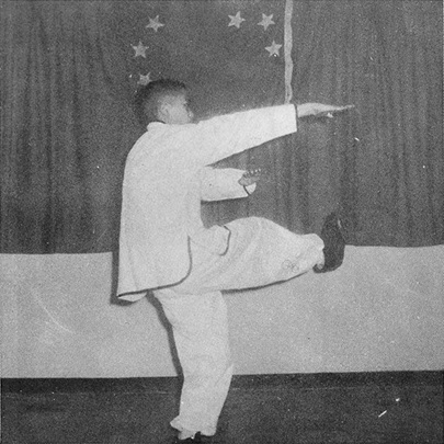 Posture 7 : paume droite longue en avant, jambe droite qui ramasse vers la gauche — photographie de l’édition de 1972