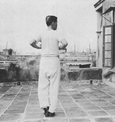 Posture 1 : debout, le dos tourné, les deux mains retenues à la taille — photographie de l’édition de 1971