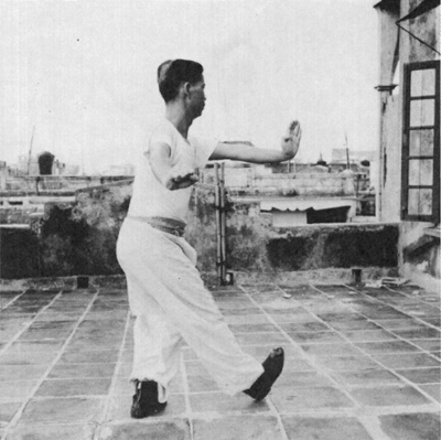 Posture 10 : sept étoiles à droite, la paume gauche tranchant à hauteur de taille — photographie de l’édition de 1971