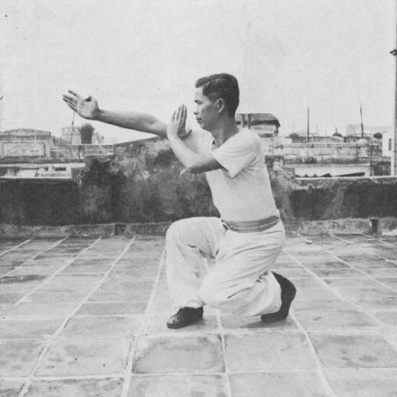 Posture 14 : pivot vers la droite, les deux paumes écartant en longue et courte — photographie de l’édition de 1971