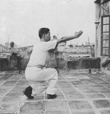 Posture 2 : pas de l’anneau, paume droite longue écartée en avant, paume gauche courte tenue près de l’épaule — photographie de l’édition de 1971