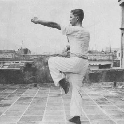 Posture 19a : sur une jambe, la paume gauche transperçant — photographie de l’édition de 1971