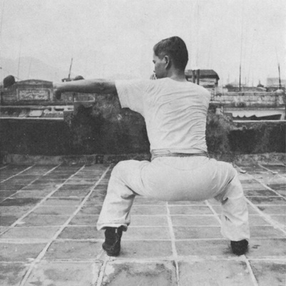Posture 19b : la paume gauche stationne en avant, position du cheval — photographie de l’édition de 1971