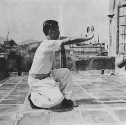 Posture 21 : pas de l’anneau à gauche, les deux paumes poussant droit devant — photographie de l’édition de 1971