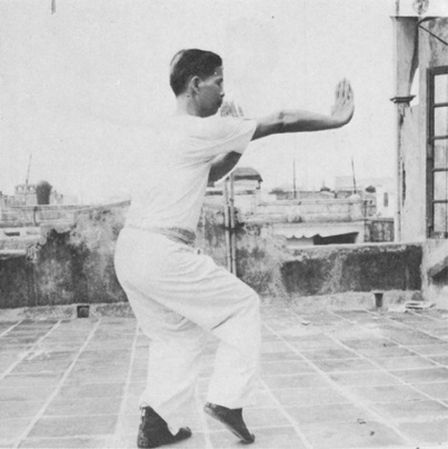 Posture 23 : enjamber le tigre à droite, la paume droite portant de bas en haut — photographie de l’édition de 1971