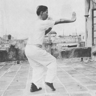 Posture 27 : reprise de la vingt-troisième posture, enjamber le tigre à droite — photographie de l’édition de 1971