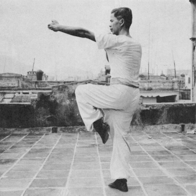 Posture 31a : sur une jambe, la paume gauche étirée vers le haut et l’avant — photographie de l’édition de 1971