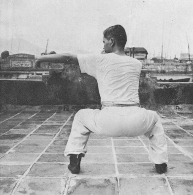 Posture 31b : position du cheval, la paume gauche stationnant en avant — photographie de l’édition de 1971