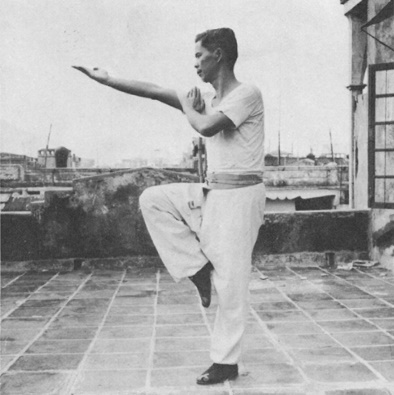 Posture 32a : le pied droit levé et avancé, la paume droite transperçant — photographie de l’édition de 1971