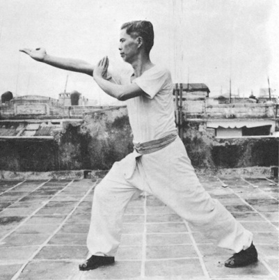 Posture 34 : la main-couteau droite fouettant en avant et claquant contre la main gauche — photographie de l’édition de 1971