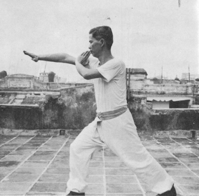 Posture 35 : la paume droite revenant couper vers la droite par rotation du poignet — photographie de l’édition de 1971