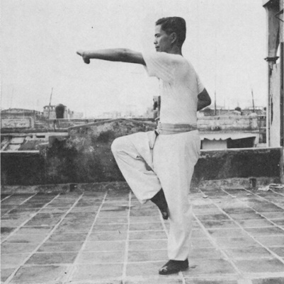 Posture 36b : la paume gauche couvrant vers l’extérieur, la droite retirée à la taille — photographie de l’édition de 1971