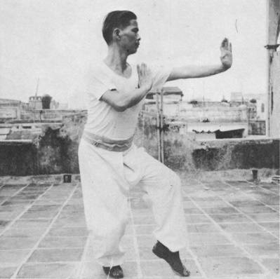 Posture 37 : enjamber le tigre à gauche, les deux paumes portant l’une vers l’autre — photographie de l’édition de 1971