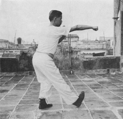 Posture 8 : le poing droit retiré puis lancé en poing de complément — photographie de l’édition de 1971