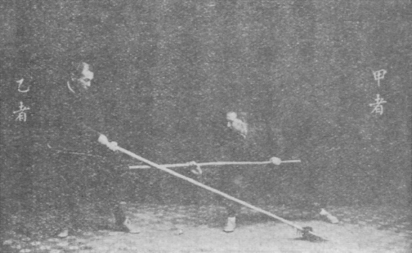 Planche 14 de l&rsquo;édition de 1930 : Le talon du bâton vient cogner la main gauche de B