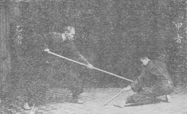 Planche 16 de l&rsquo;édition de 1930 : La tête du bâton presse la pointe de la lance vers le sol
