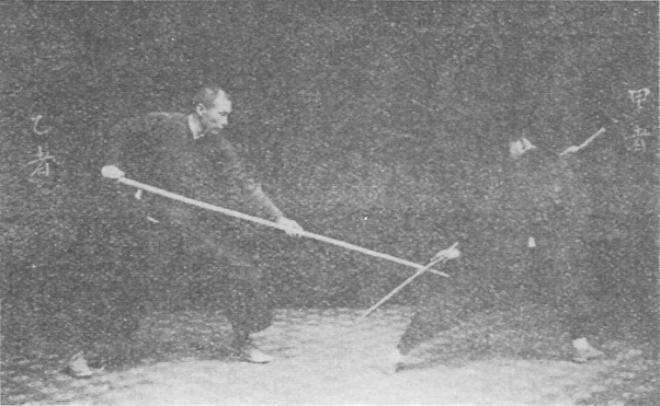 Planche 18 de l&rsquo;édition de 1930 : A marche vers l&rsquo;autre extrémité de la salle, B le poursuit et pique vers sa jambe