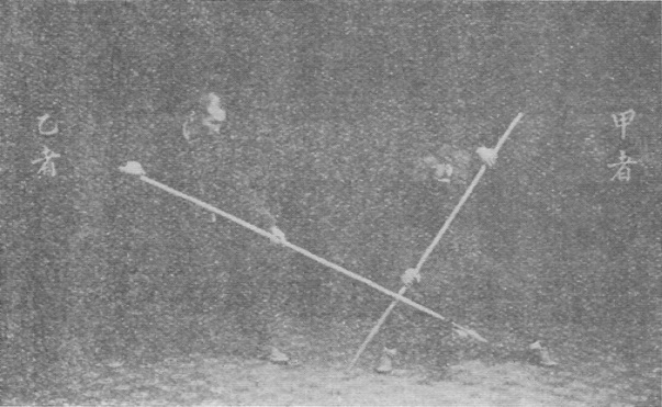 Planche 24 de l&rsquo;édition de 1930 : Le bâton tire vers la gauche, puis le talon du bâton bute contre la lance