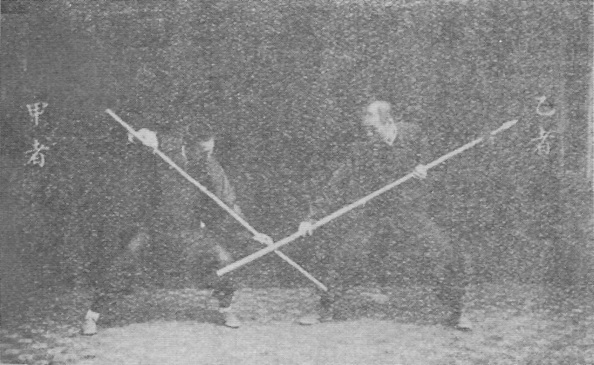 Planche 25 de l&rsquo;édition de 1930 : Le talon de la lance pique vers la jambe droite, la tête du bâton le bloque