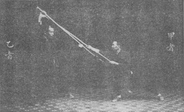 Planche 31 de l&rsquo;édition de 1930 : Le talon du bâton fend vers la tête de B