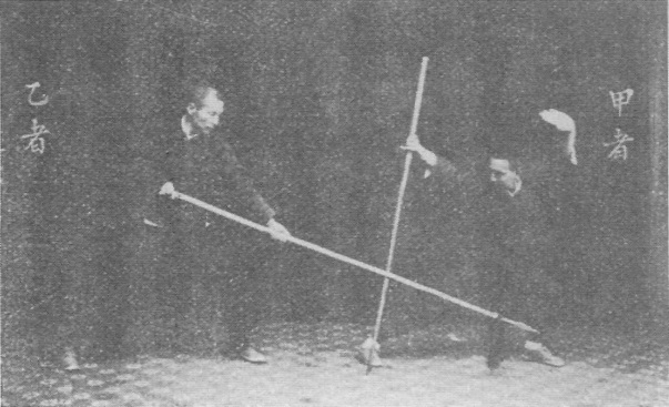Planche 33 de l&rsquo;édition de 1930 : Fauchage de salle, B saute et pivote, A dévie la lance de côté