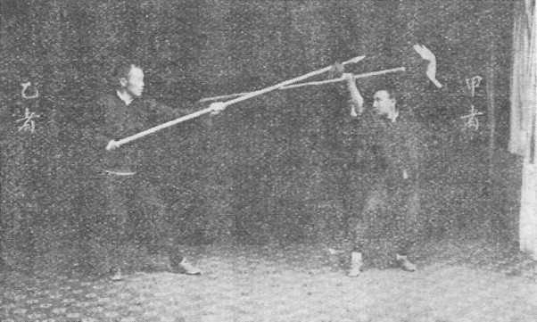 Planche 35 de l&rsquo;édition de 1930 : A repart, B le poursuit et pique vers sa tête