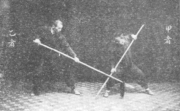 Planche 37 de l&rsquo;édition de 1930 : Le bâton est tiré vers la gauche, puis le talon du bâton bute contre la lance