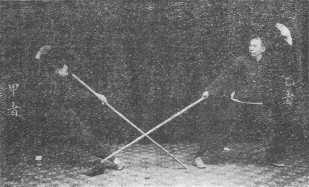 Planche 50 de l&rsquo;édition de 1930 : Posture finale : le bâton écarte la lance vers l&rsquo;extérieur