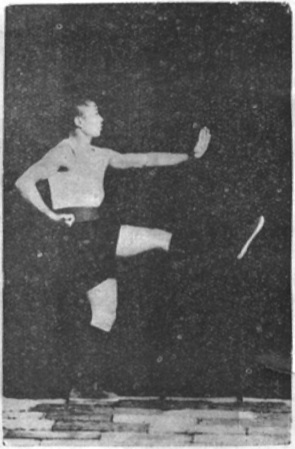 Posture 7, la jambe qui détend, planche de l&rsquo;édition de 1929
