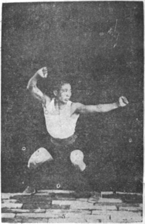 Posture 16, tourner le corps et enchaîner la frappe, planche de l&rsquo;édition de 1929