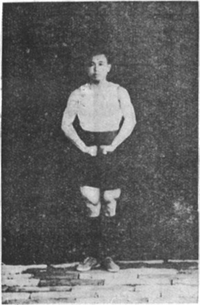 Posture 32, le pas de retrait et les deux poings, planche de l&rsquo;édition de 1929