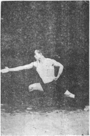 Posture 39, la jambe dans le sens du pas, planche de l&rsquo;édition de 1929