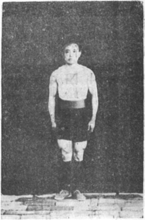 Photographie de la position de départ du manuel de 1929 : garde-à-vous, debout face au nord, avant la première posture