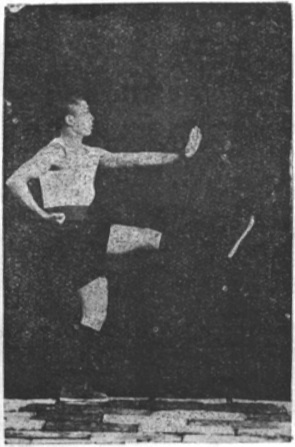 Posture 4, la jambe qui relève vers l&rsquo;aine, planche de l&rsquo;édition de 1929