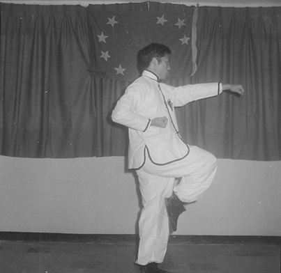 Posture 9 : position sur une jambe, la main droite scelle, le poing gauche perce — planche de l’édition de 1972