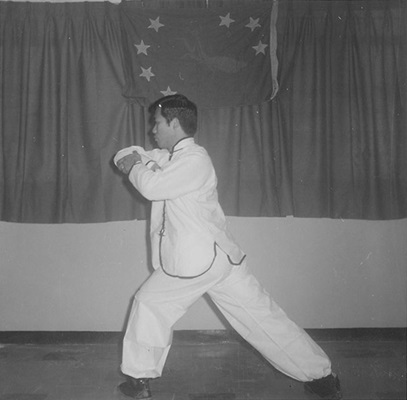 Posture 10 : position d’avalement et d’affaissement, le coude droit s’empile vers l’arrière — planche de l’édition de 1972